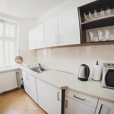 Cos Zydowska 33 بوزنان